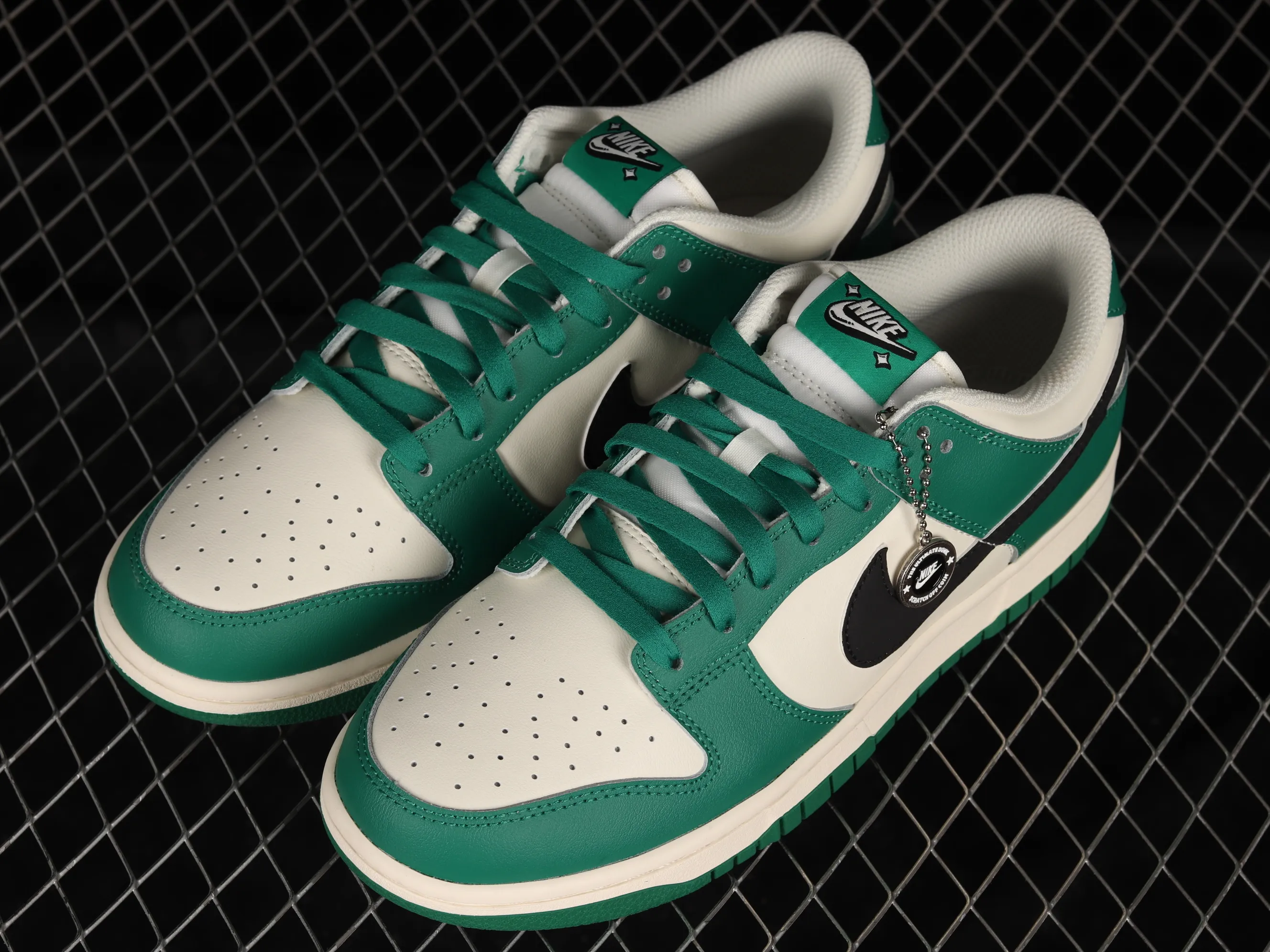 All Categories Nk SB Dunk Series Nk SB Dunk Low Low-top Sneakers Nk SB Dunk Low "Lottery" Heineken Color SB Smashed Backboard Fashion Casual Sneakers DR9654-100